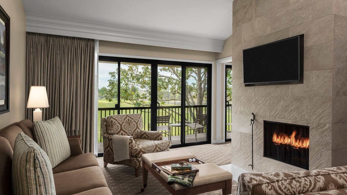 Napa Hotel | Golf in Napa Valley Wine Region! 2 Convenient Suites with FREE Parking, Pool!