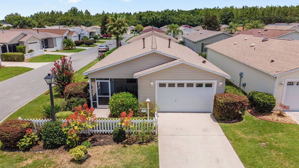 Fruitland Park House | Golf, Music, FunnCharming 2-bedroom house in lovely The Villages with WiFi, AC.