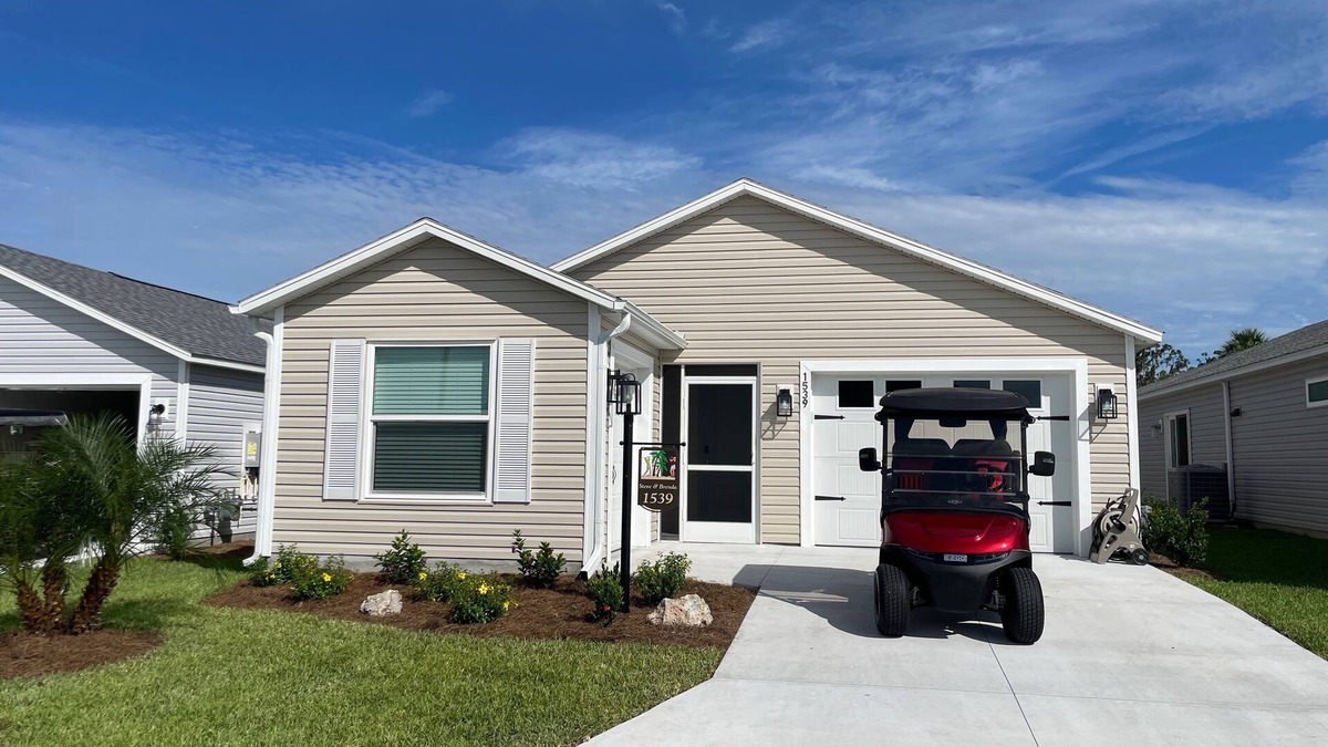 Sumter County House | Golf & water views meet fresh style in this brand-new Florida retreat!