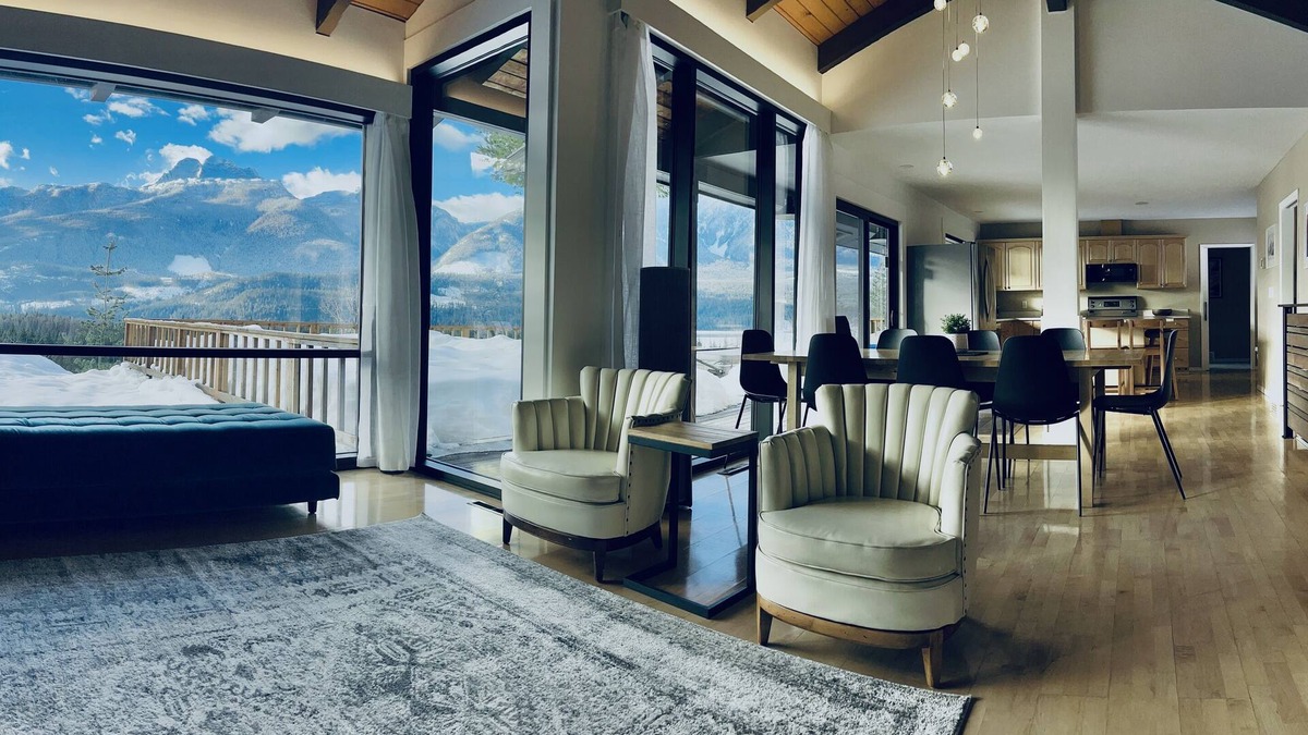 Revelstoke House | Gondola base | Stunning views | Hot tub | Sauna | Business #0005235
