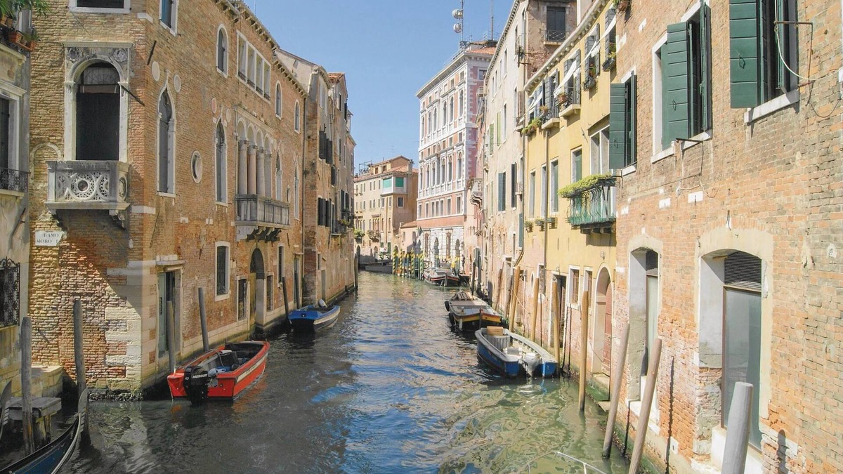 San Polo Apartment | Gondolas, small streets, canals and Italian lifestyle.