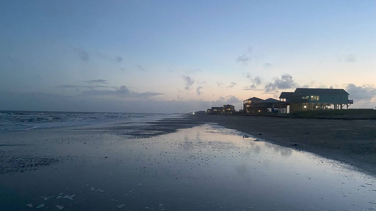 Port Bolivar House | Gone Fishin’ | Bright Beachfront Retreat on the Gulf – Sleeps 8