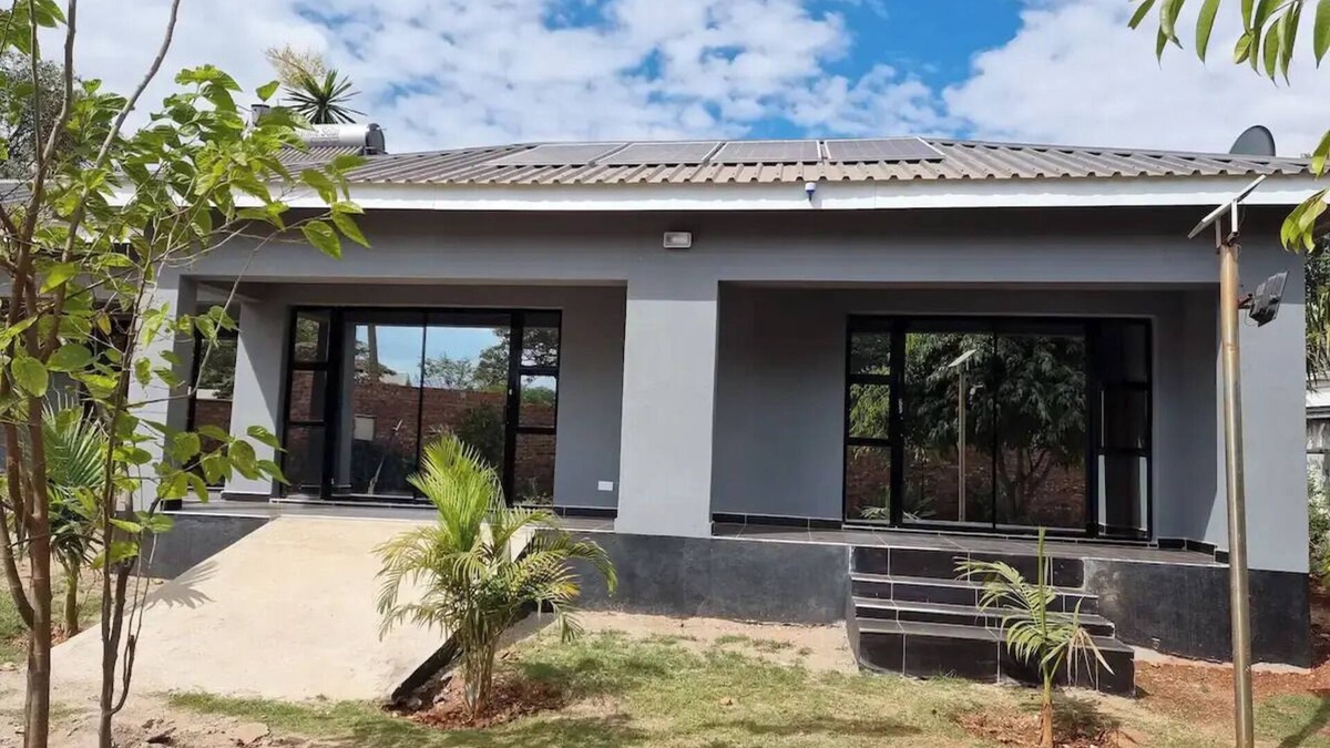 Harare East House | Gono Compound 2 - B&B with Queen bedn