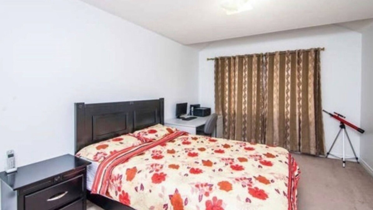 Brampton House | Good closer to Pizaa, grocery, bus stop