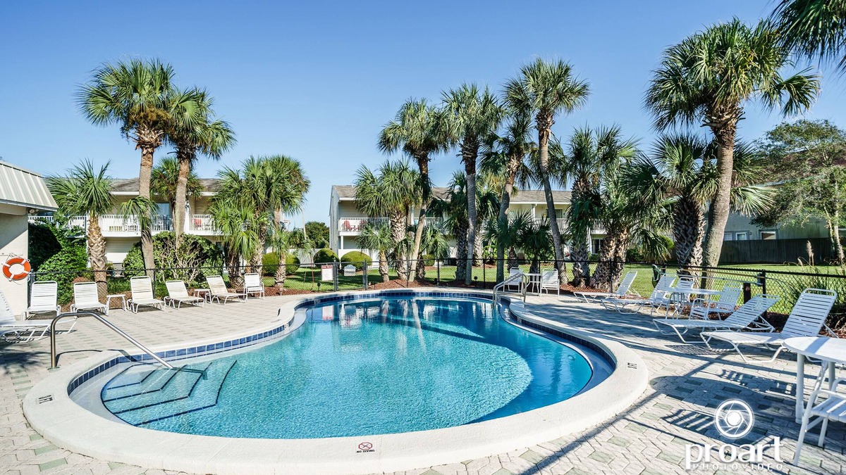 Emerald Waters Village House | GOOD TIMES AND TAN LINES 0.6 miles away from beach