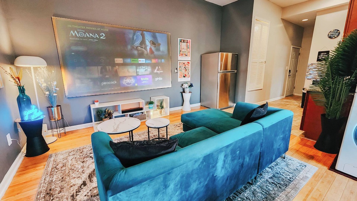 West Poplar Apartment | GoodVibes/King Bed/120" Projector/W/D