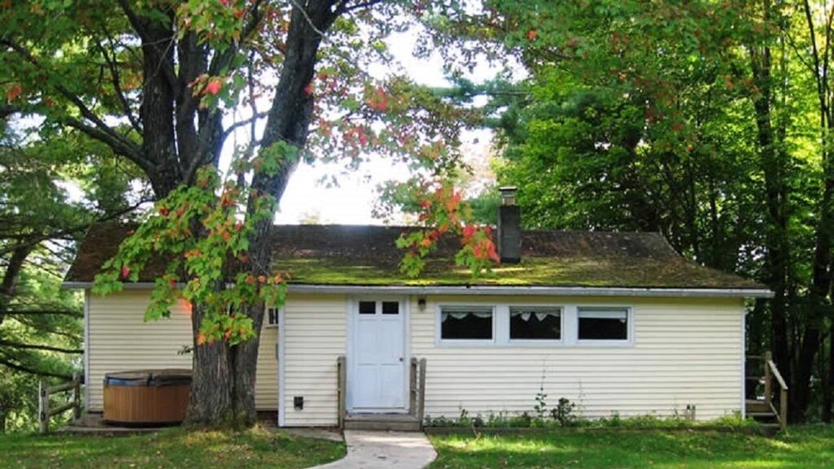 Maryland House | Goodyear Lake - docks and lake toys-kayaks, paddleboat water trampoline