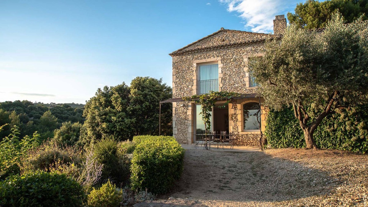 Gordes Apartment | GORDES a stone BASTIDE with swimming pool in the village itself - RESTANQUE 2