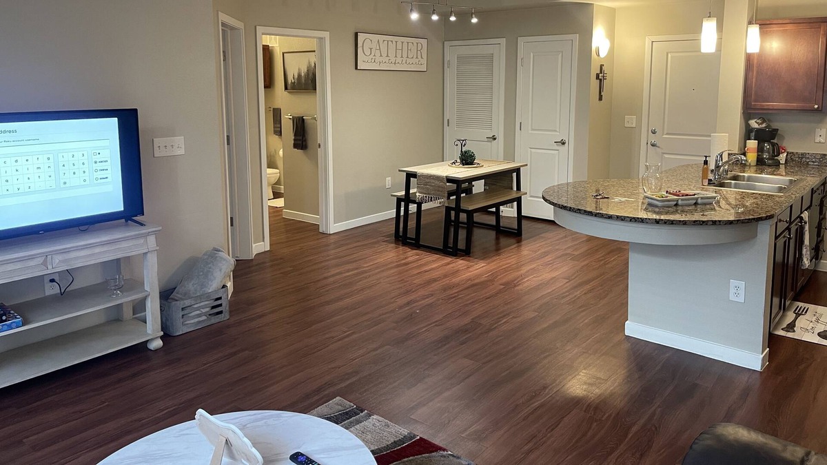 Southeast Apartment | GORGEOUS 2 BED 2 BATH MINUTES FROM DOWNTOWN