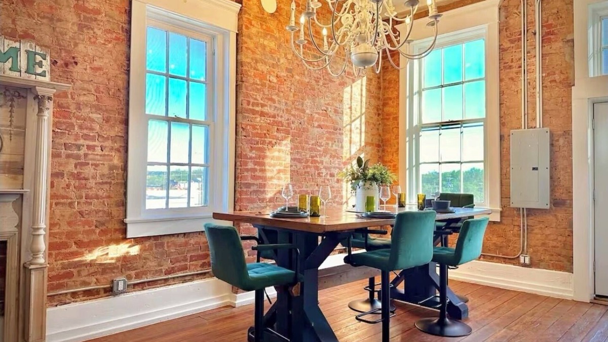 Denison Apartment | Gorgeous 2-bedroom loft in Downtown Denison, washer/dryer, KING bed, WiFi, patio