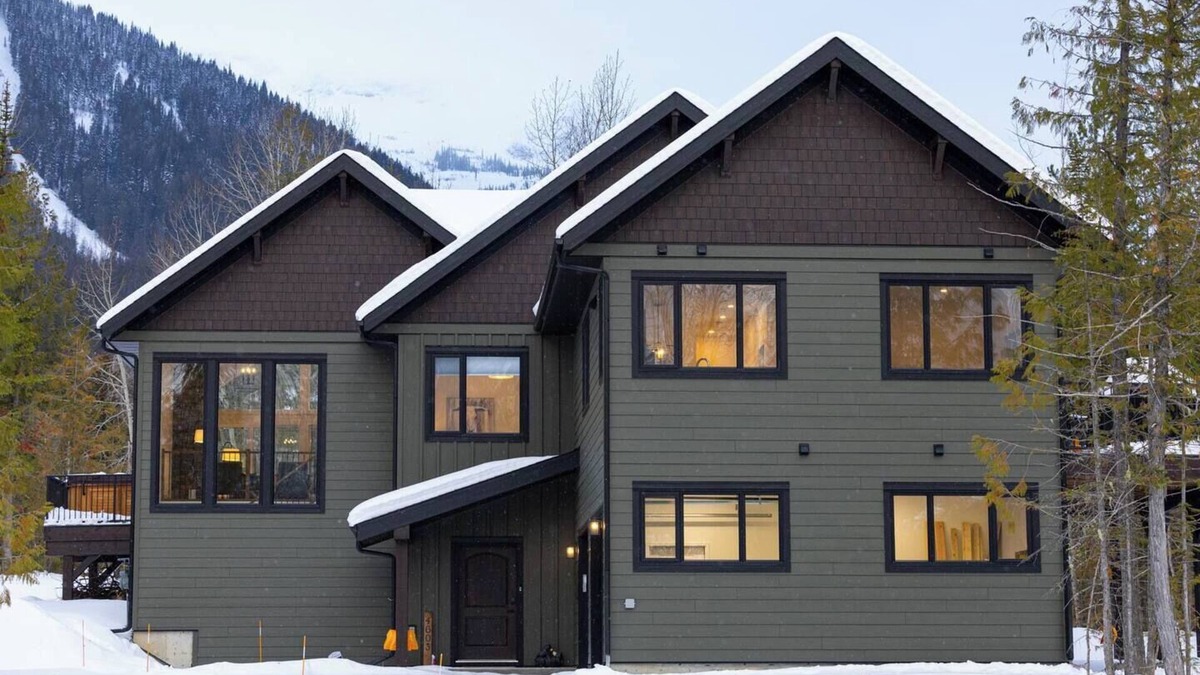 East Kootenay Ski Chalet | Gorgeous 2 Bedroom with Private Hot Tub. A/C