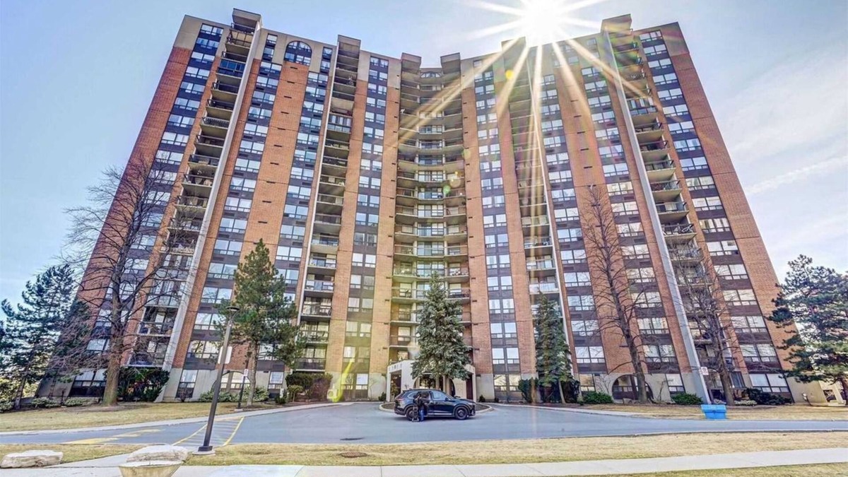 Mississauga Valleys Condo | Gorgeous 3 bedroom condo apartment in Square One Mississauga
