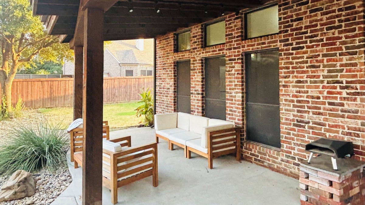 Corinth House | Gorgeous 3-Bedroom Family Home with Pizza Oven, Jacuzzi Bath & Office!