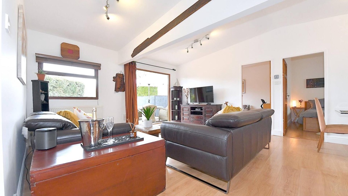Guildford Cottage | Gorgeous 3BD Cottage in the Heart of Guildford