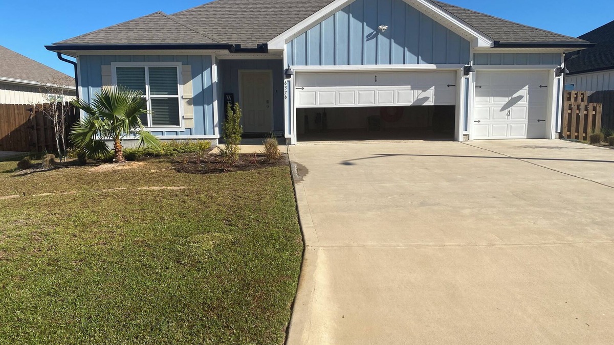 Gulf Breeze House | Gorgeous 4 Bedroom 3 Bathroom Home close to the Navarre Beach, Community Pool