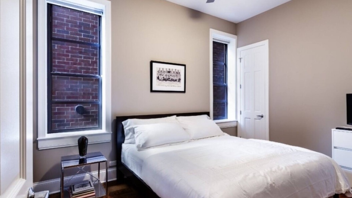 Lakeview Condo | Gorgeous 4 Bedroom with Pool Table steps from Wrigley Field Sleeps 9