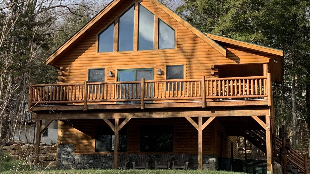 Intervale Cabin | Gorgeous 4BR Log Home Near Storyland & N. Conway. AC, Large Deck, Dog friendly