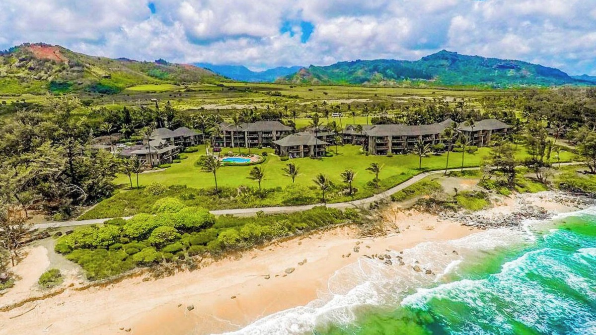 Lihue Condo | Gorgeous 5 br for 12 in Kapaa - Beachfront!