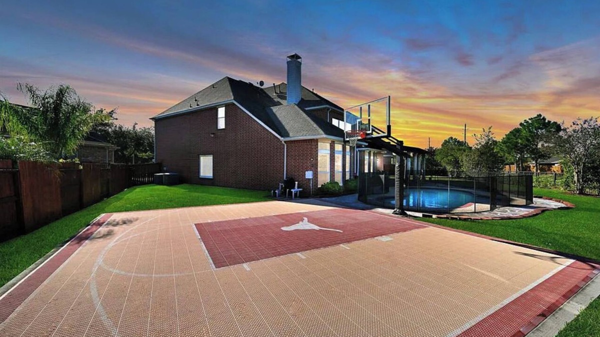 Houston House | Gorgeous 5bd/3.5 bath mansion with private pool, gym, theater, & home office
