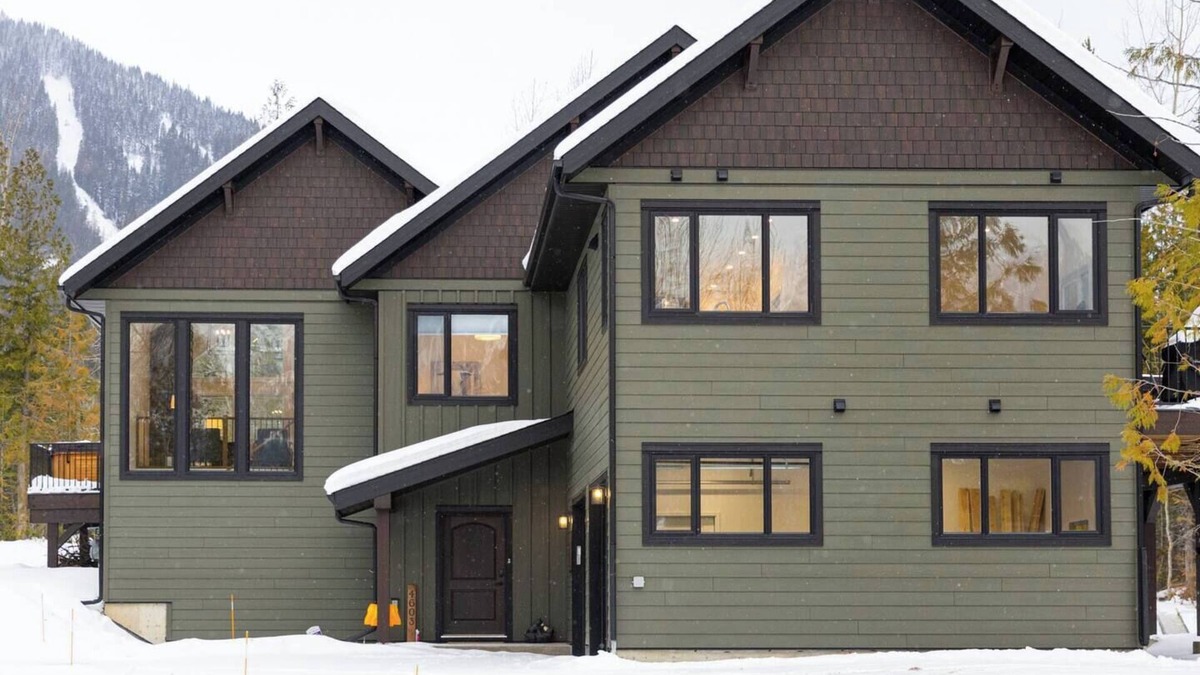 East Kootenay Ski Chalet | Gorgeous 6 Bedroom with 2 Hot Tubs