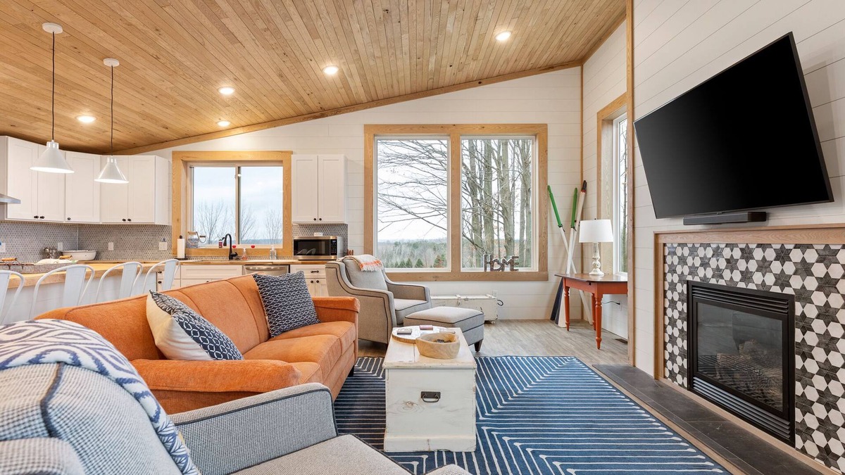 Williamsburg Cabin | 🐎 Gorgeous 6BDR Farmhouse w/ Stables & 3 Paddocks ➠ 9246!