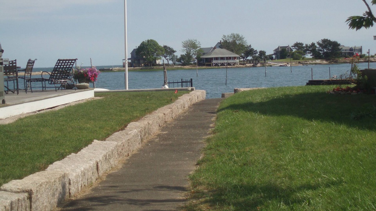 Branford Cottage | Gorgeous and Charming Summer Cottage Steps Away from Sea!