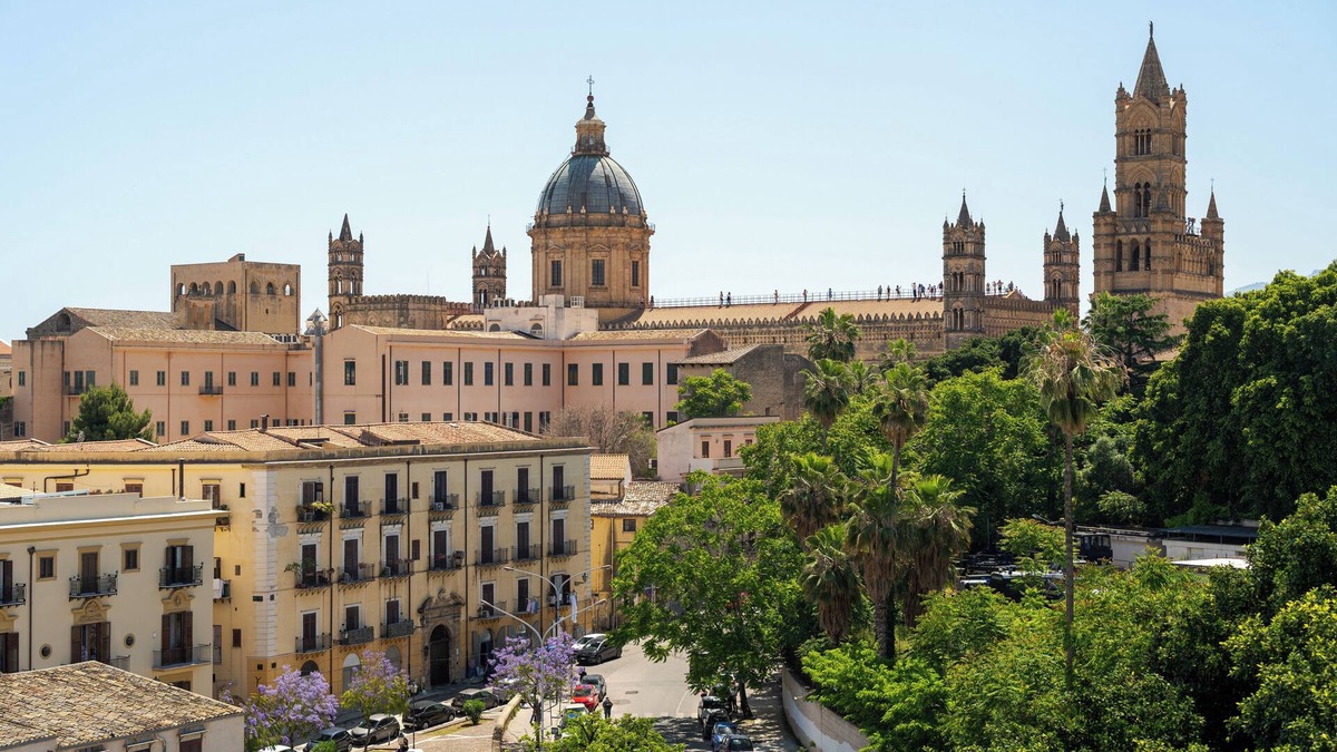 Monte di Pieta Apartment | Gorgeous and Modern Apartment with Cathedral View
