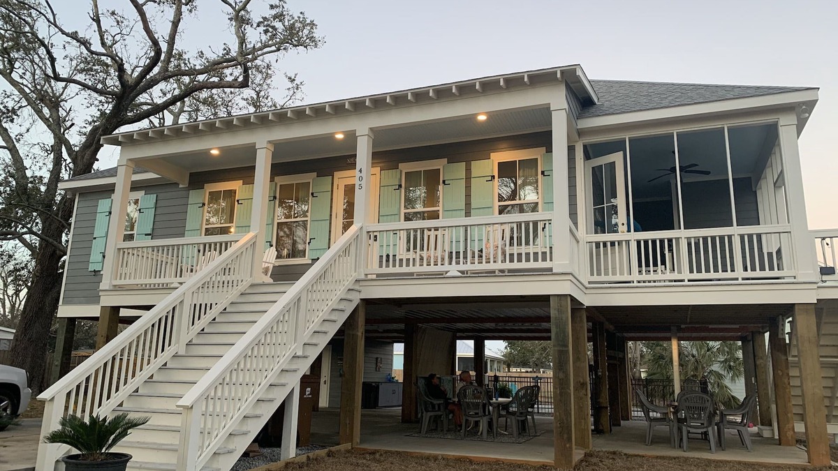 Long Beach House | Gorgeous beach home with a salt water pool. Perfect for a summer vacation!