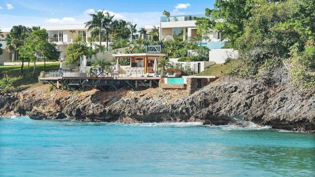 El Limon Villa | Gorgeous Beach House Perched Right Over the Ocean