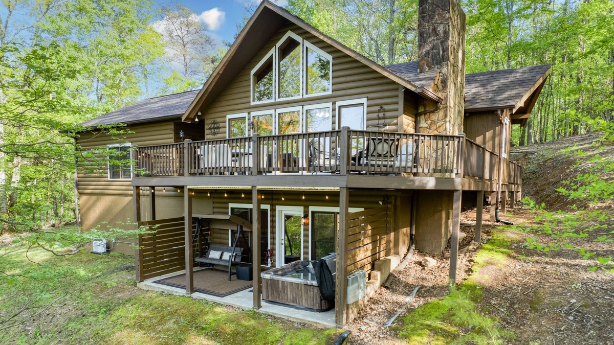 Walnut Mountain Cabin | Gorgeous BlueView Cabin! Long Range Mtn Views+Hot Tub+MEGA Scrabble!