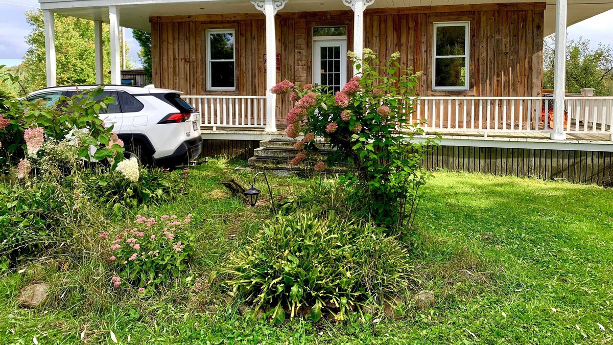 Notre-Dame-de-Pontmain Cottage | Gorgeous Waterfront villa fully equipped! w/ Hottub