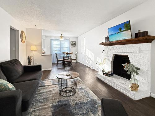 Clive House | Gorgeous Clive Charmer, Near Shops, Trails & More!