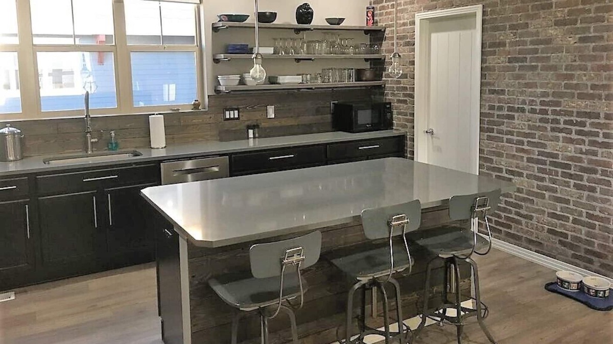 Louisville House | Gorgeous, contemporary, open floor plan for your family & pup!