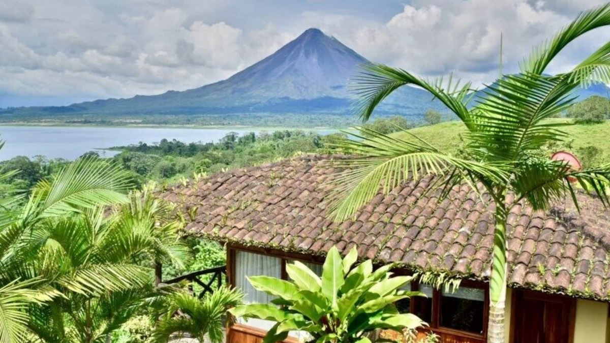 El Fosforo House | Gorgeous Cottage with Pool & Jacuzzi access & Spectacular Volcano & Lake views.