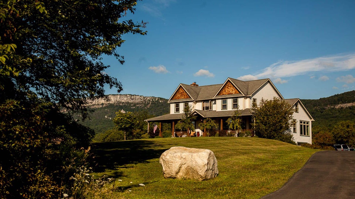 New Paltz House | GORGEOUS COUNTRY ESTATE, VIEWS, YEAR-ROUND JACUZZI!
