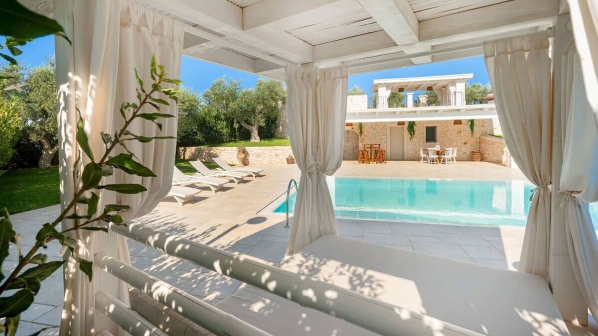 Putignano Villa | Gorgeous Countryside Villa with Infinity Pool
