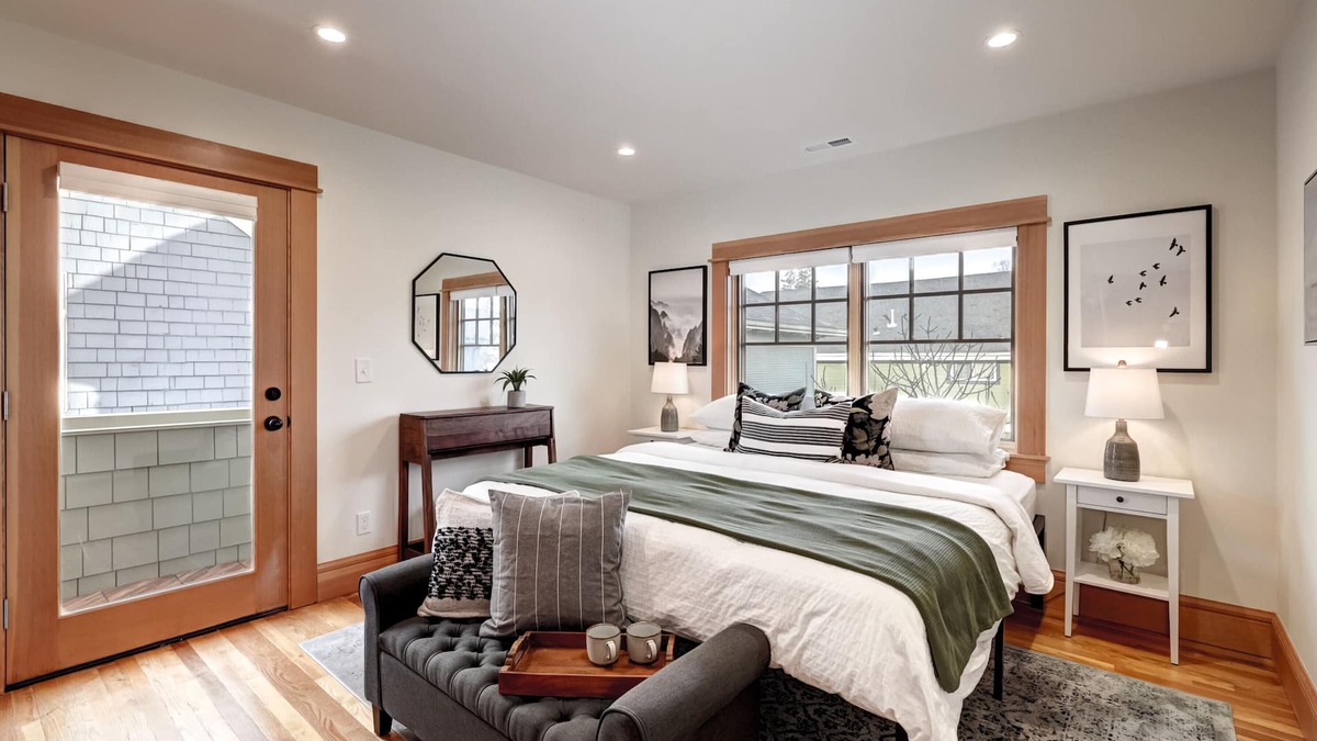Sabin House | Gorgeous Craftsman Apt in Walkable Alberta Arts