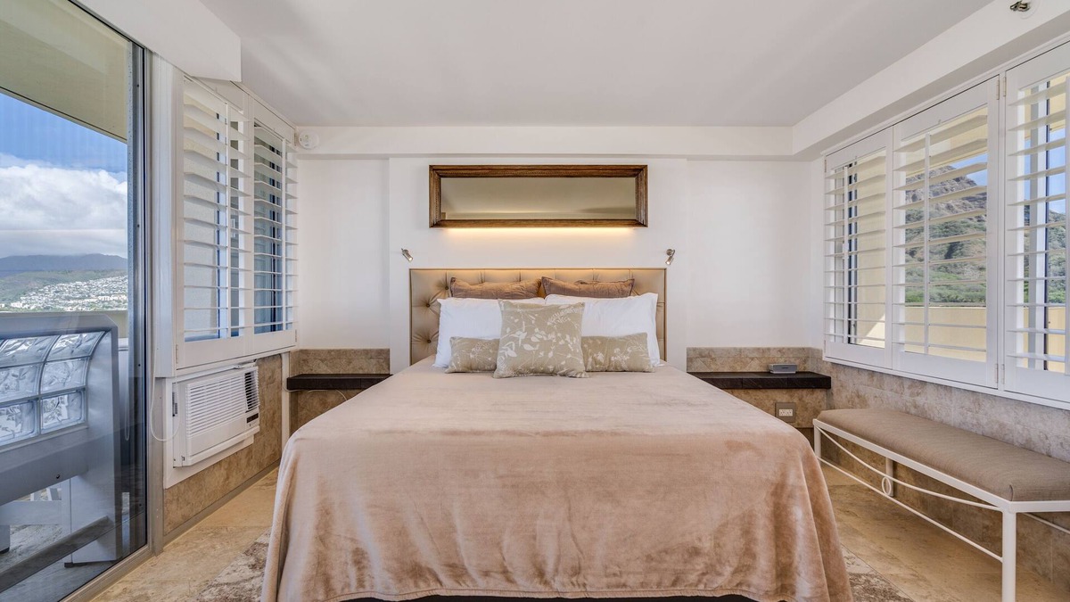 Diamond Head - Kapahulu - St. Louis Apartment | Gorgeous Diamond Head Penthouse Studio Stunning views, Private Balcony.