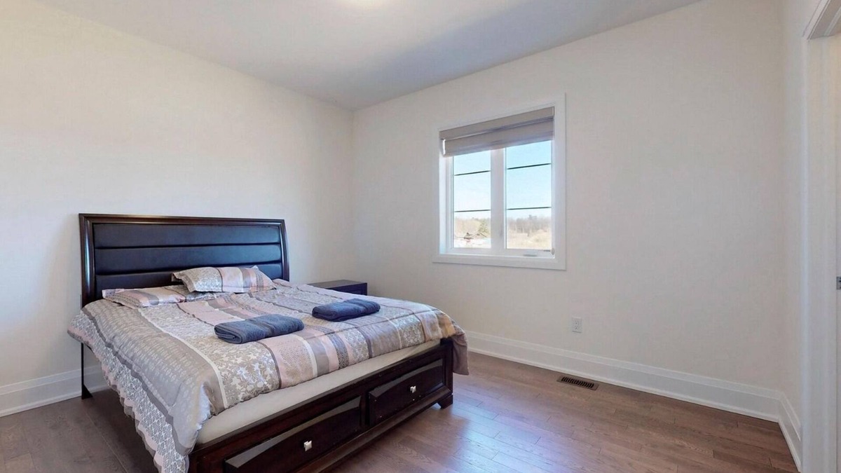 Vaughan House | Gorgeous ensuite bedroom in a large house kitchen lounge garden near Wonderland!