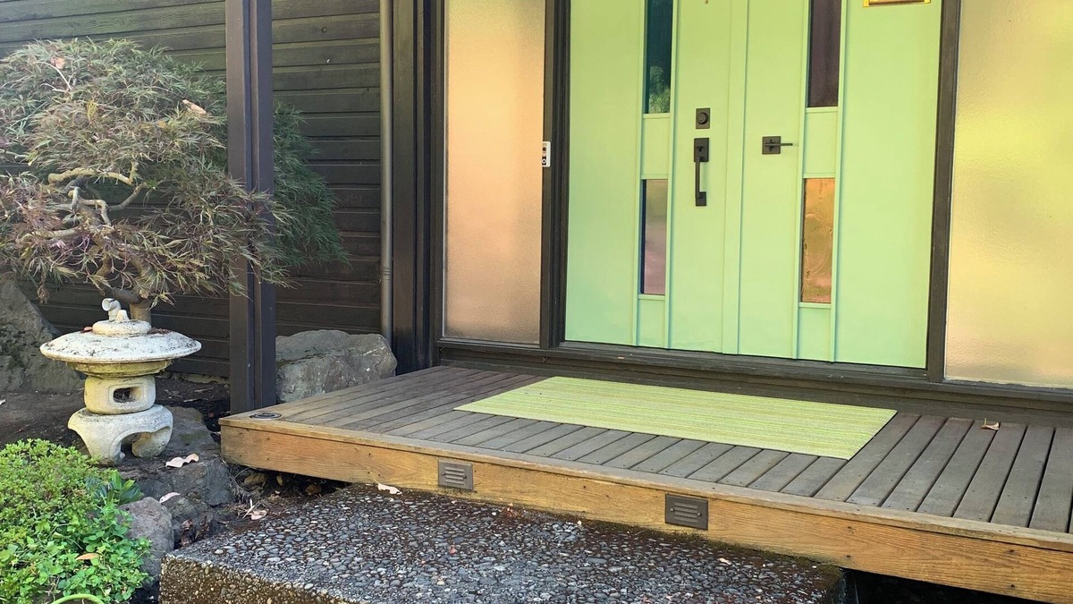 Leschi House | Gorgeous Family Lake View House with Gourmet Kitchen and Spa Bath with Sauna