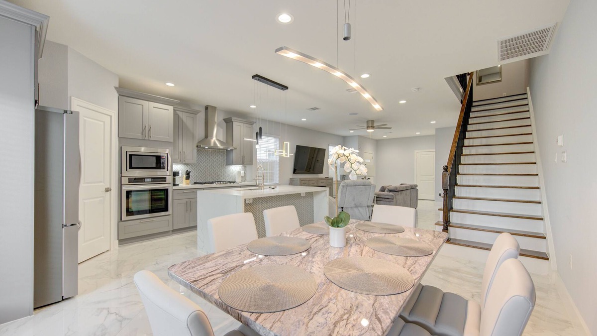 Spring Branch House | Gorgeous Family-sized Townhouse close to downtown!