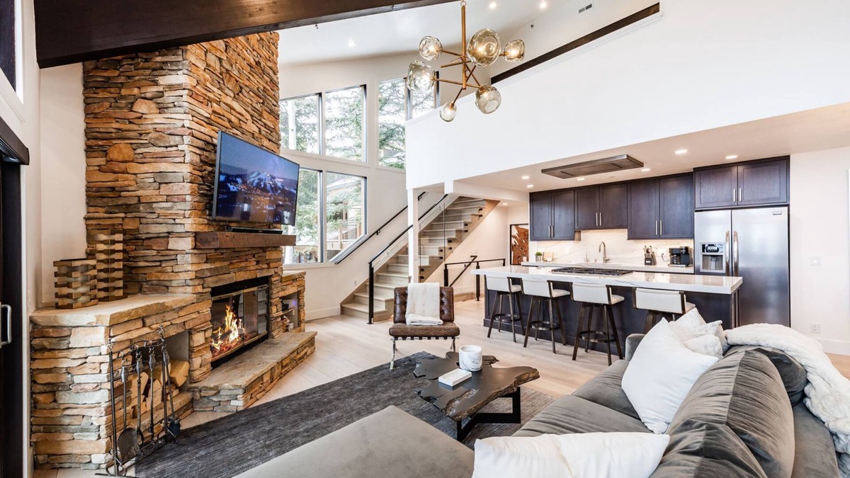 Deer Valley Condo | Gorgeous Full Remodel-Silver Lake Village; walk to ski lifts & Stein's; Theatre