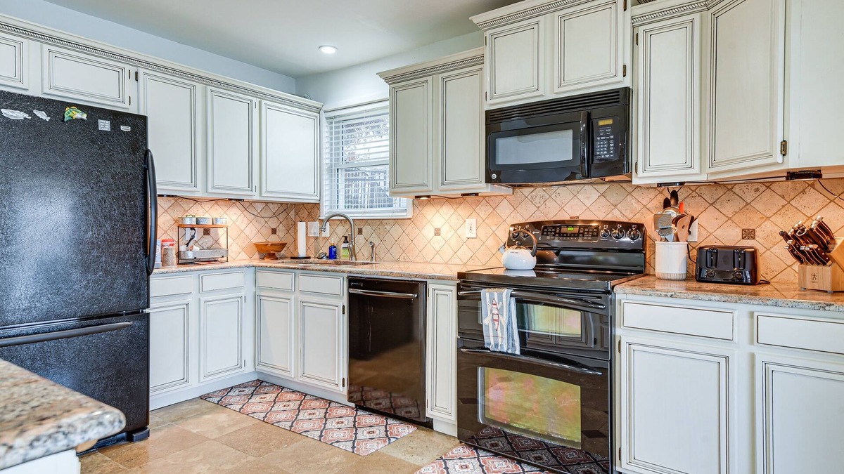 Granbury House | Gorgeous Granbury Lake Getaway w/Pool & Dock!