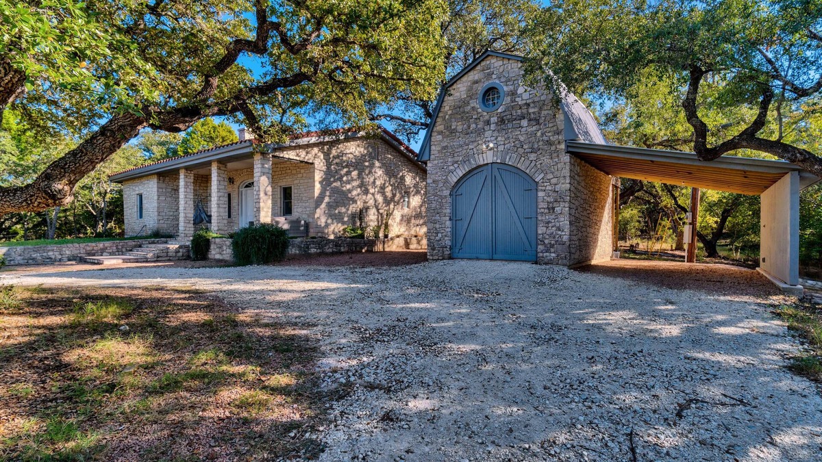 Dripping Springs House | Gorgeous Hill Country Getaway on 5 Acres! 2 King beds/1 Queen. 30 min to Austin