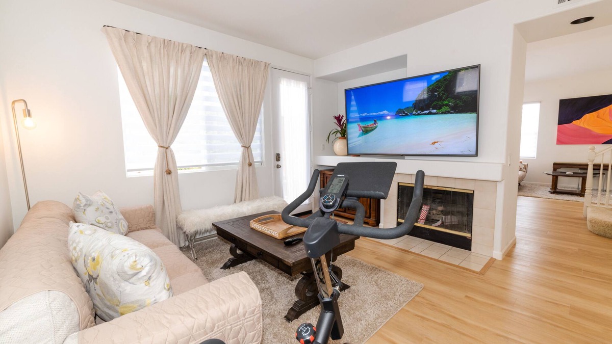 Ventura House | Gorgeous Home 2 Miles to Beaches Old Town Ventura