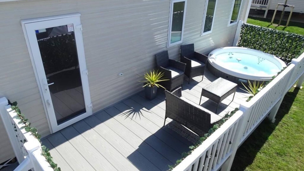 Dogdyke Cabin | Gorgeous Home from Home Luxury 8 Berth Lodge with Sunken Hot Tub