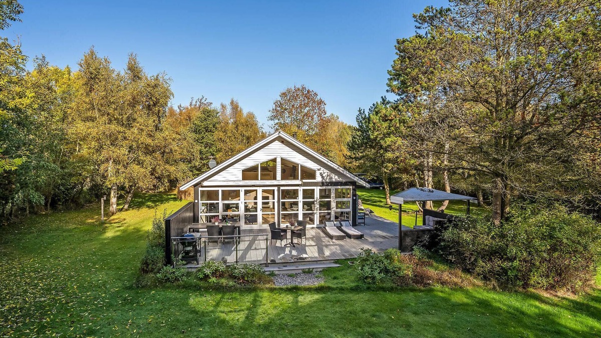 Dannemare House | Gorgeous home in Dannemare with kitchen