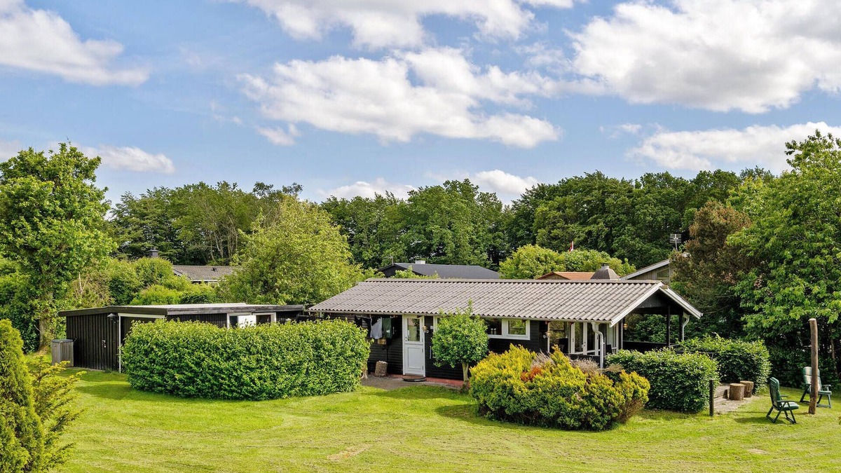 Hvalpsund House | Gorgeous home in Farsø with kitchen