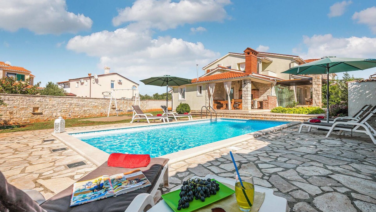 Gajana House | Gorgeous home in Golubovo with kitchen