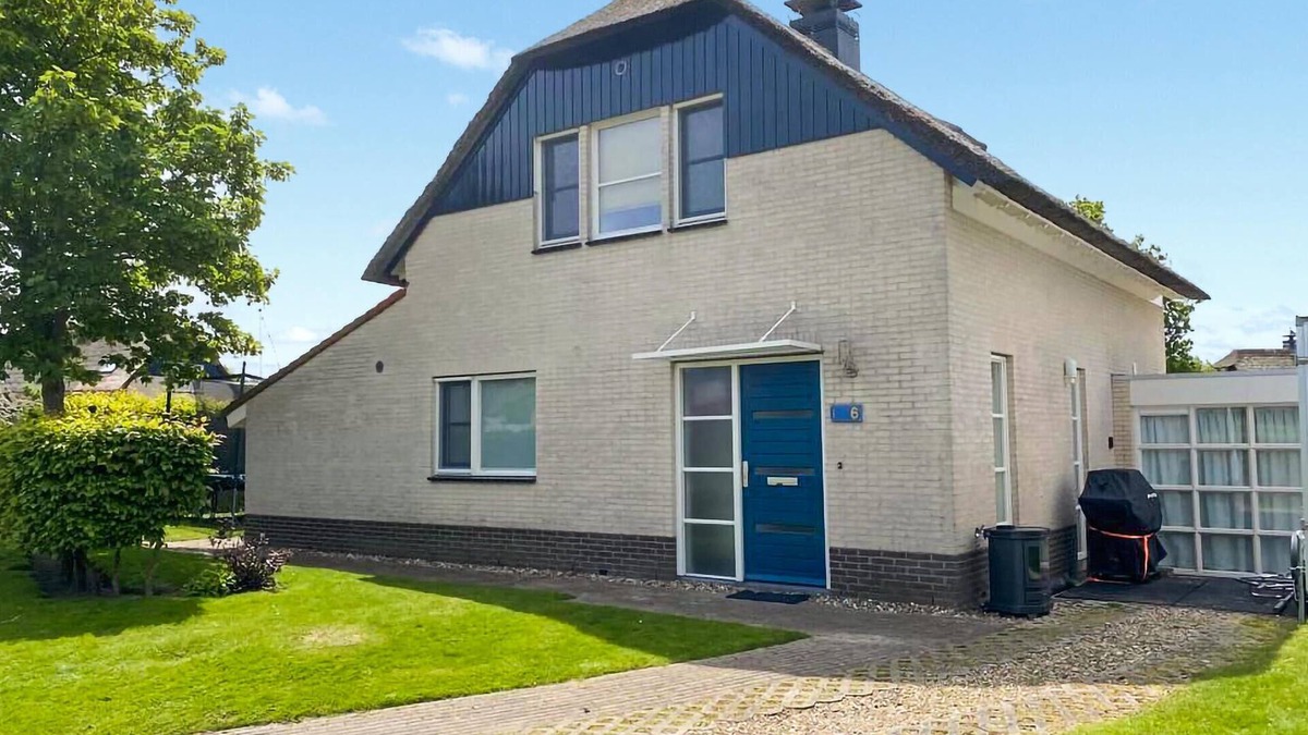 Makkum House | Gorgeous home in Makkum with kitchen